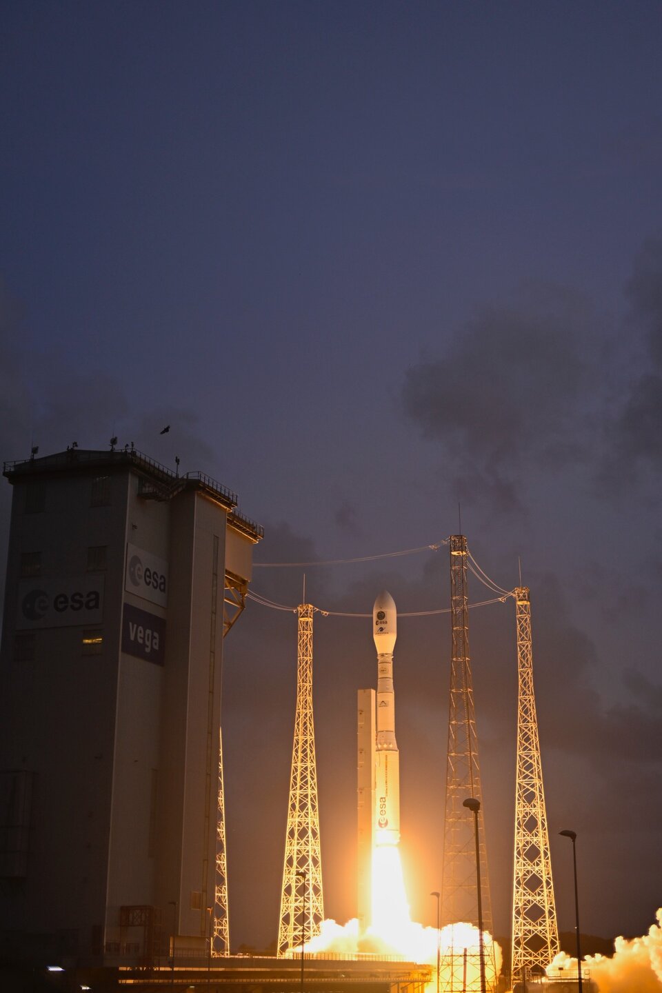 黎明前搭载 Biomass 卫星的 Vega-C 火箭从欧洲航天发射场升空
