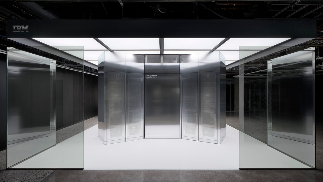 IBM Quantum System Two 的银色模块化系统外观,中央机柜标有系统名称