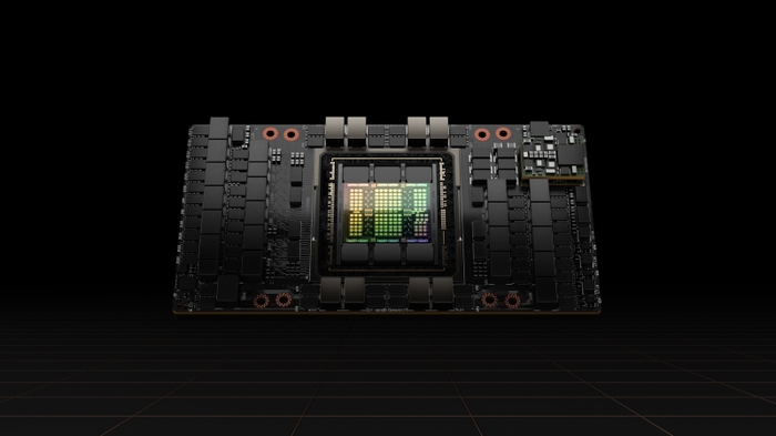 黑色背景上的 NVIDIA H100 SXM 加速模块,中央芯片裸片呈金绿色