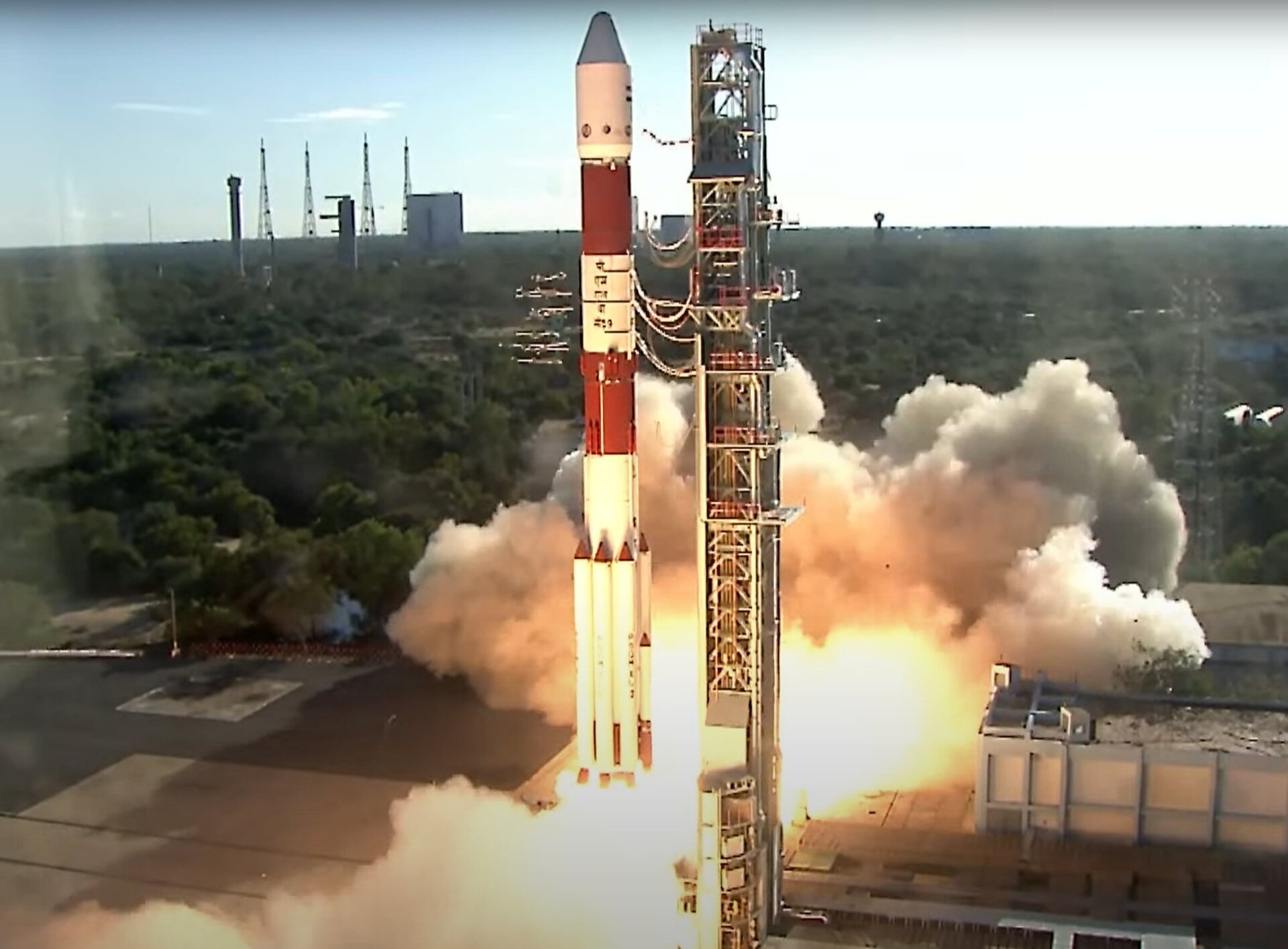 搭载 Proba-3 双星的 PSLV-XL 火箭在发射塔旁点火升空