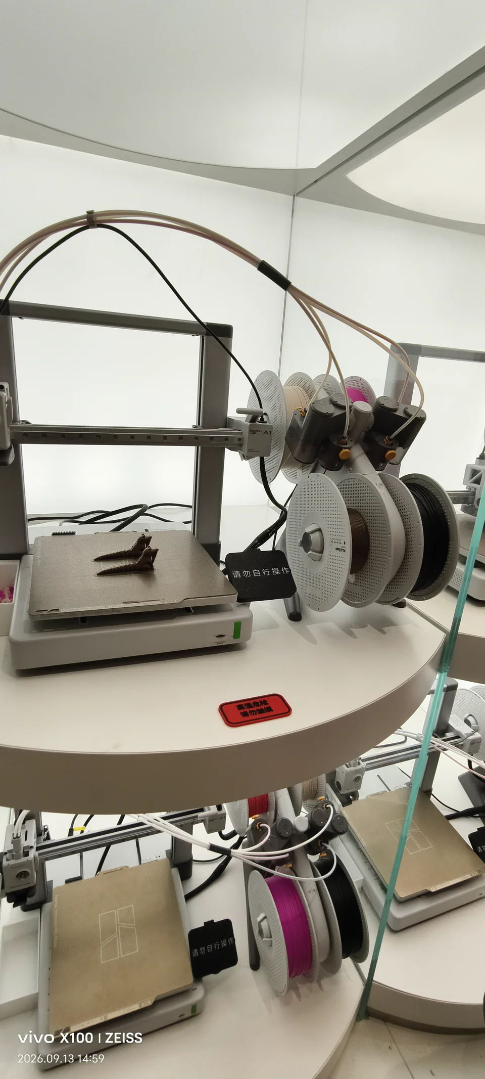 3D 打印设备、材料和小型打印件的现场照片